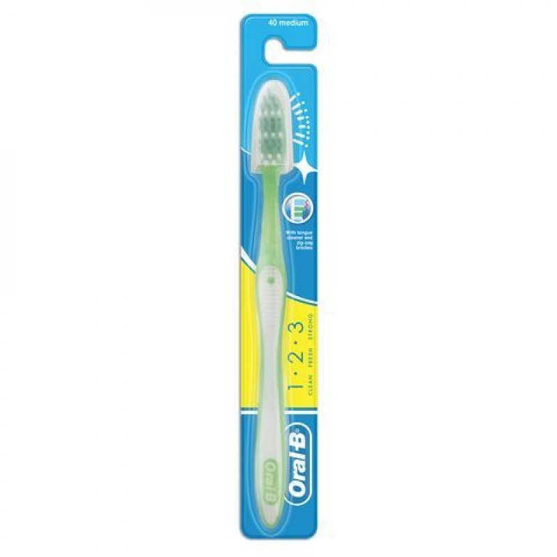 Зубная щетка Oral-B 1-2-3 Чистота Свежесть Сила средняя